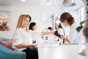 ۵ اشتباه رایج هنگام انتخاب آرایشگاه و چگونه از آن‌ها اجتناب کنیم؟